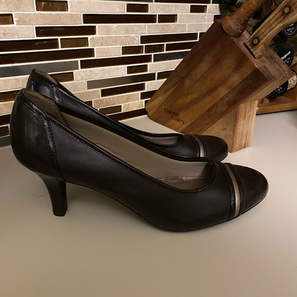 NWOT. Brown pumps.